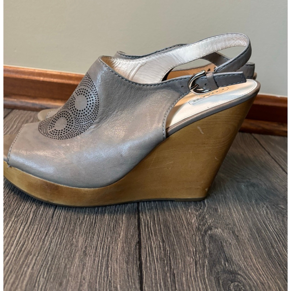 Coach Jade Wedge Platform Leather Laser Cut-out Open Peep Toe Taupe Gray W
11B - Picture 4 of 12